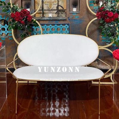 良い値段 モダンデザインのウェディングソファ、ファブリックシートと耐久性のあるゴールドステンレススチールフレーム付き オンライン